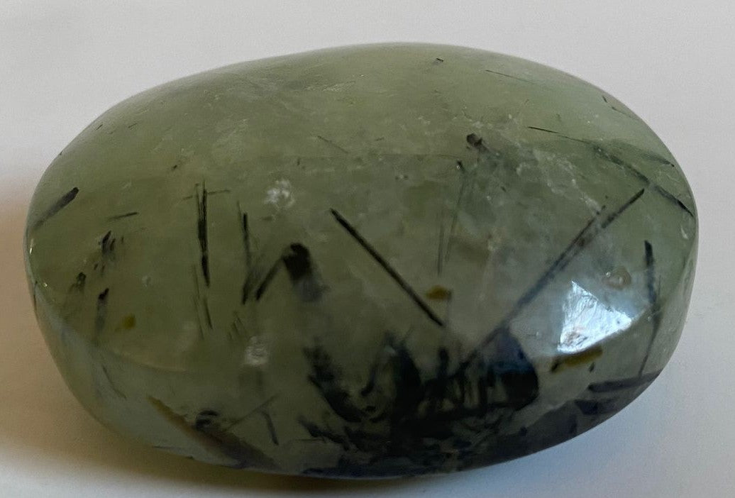 Palm Stone de 5.1cm din piatra semipretioasa de prehnit pe fundal alb