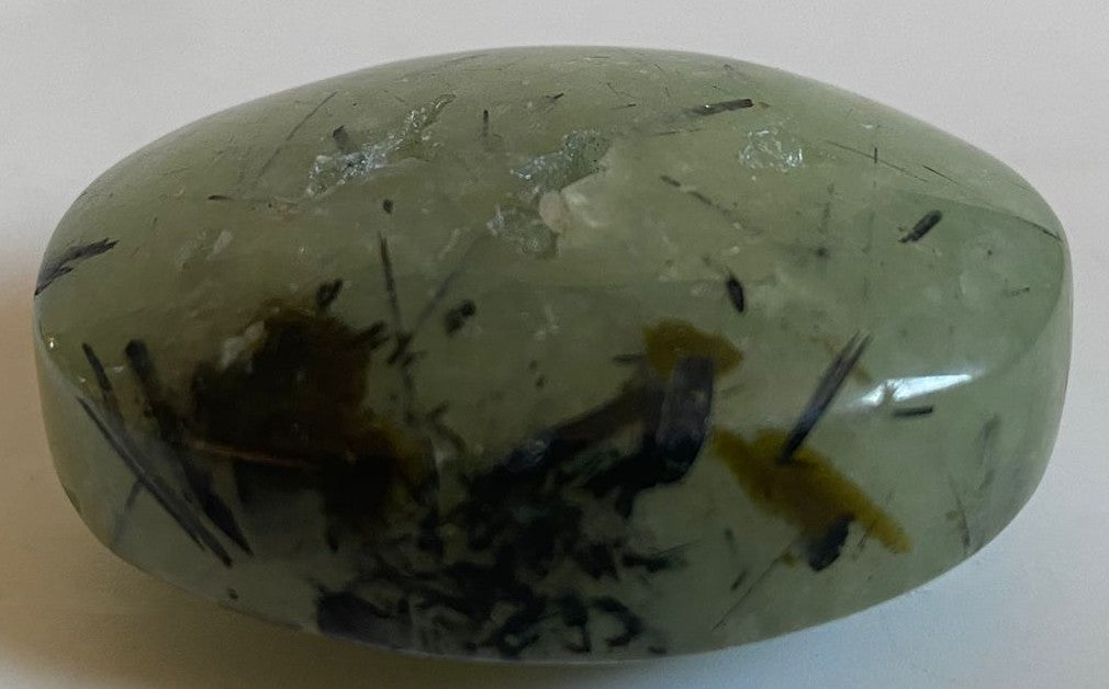Palm Stone de 5.1cm din cristal de prehnit pe fundal alb