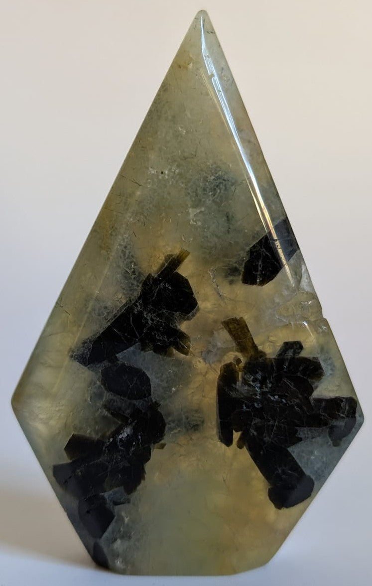 Sculptura din cristal de prehnit pe fundal alb