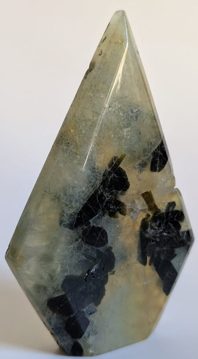 Sculptura de 11.1cm din cristal de prehnit pe fundal alb