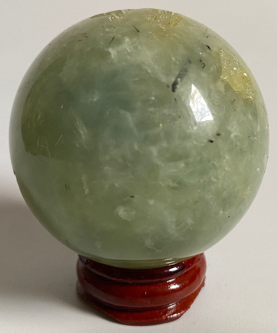 Sfera de 5.4cm din cristal de prehnit pe suport din lemn cu fundal alb