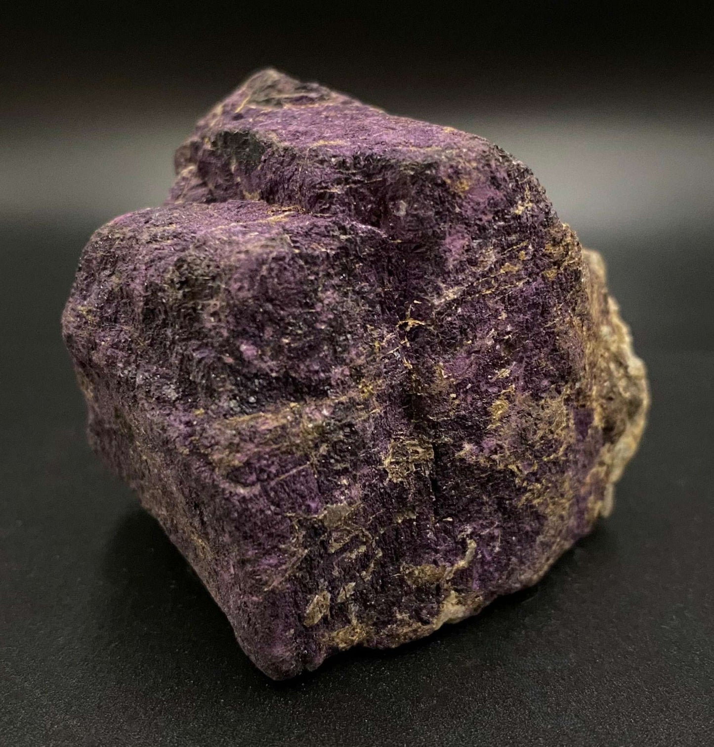 Specimen piatra bruta Purpurit raw purple stone on black background