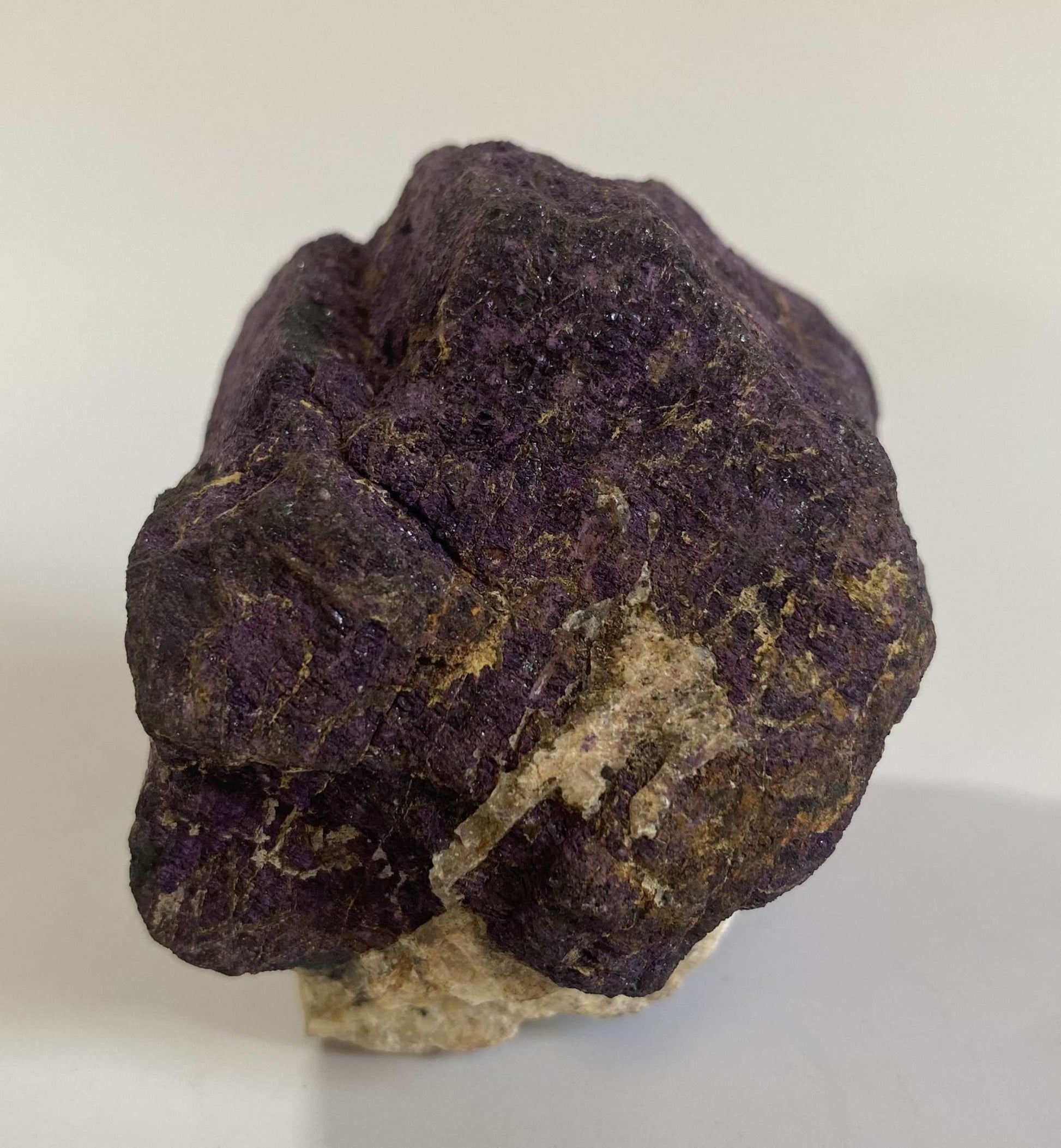 Specimen piatra bruta din Purpurit, piatra naturala violet cu textura bruta