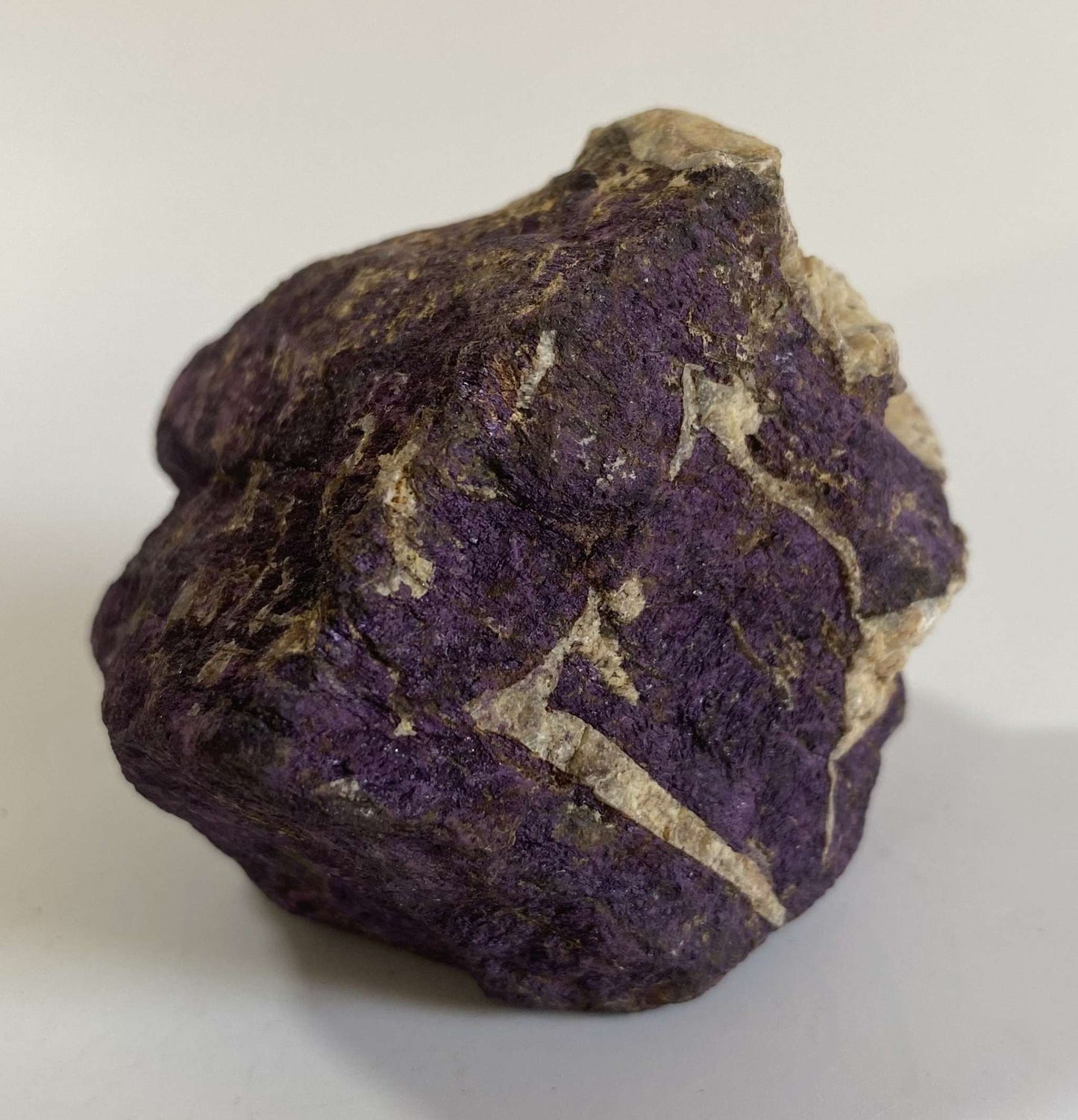 Specimen piatra bruta din purpurit mineral brut cu nuante mov si alb