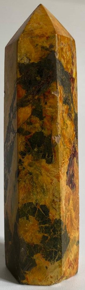Obelisc de 9cm din piatra semipretioasa de realgar pe fundal alb