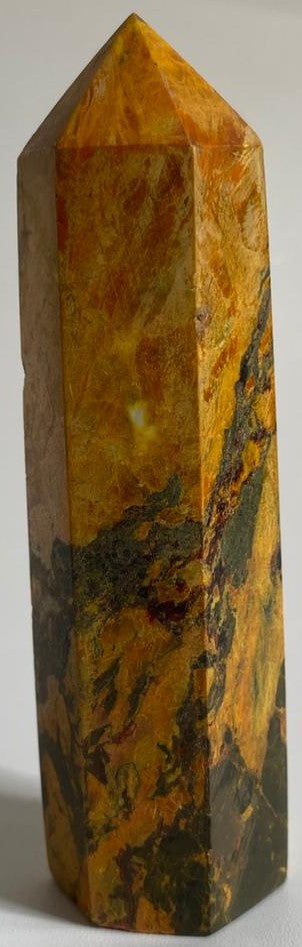 Obelisc de 9cm din cristal de realgar pe fundal alb