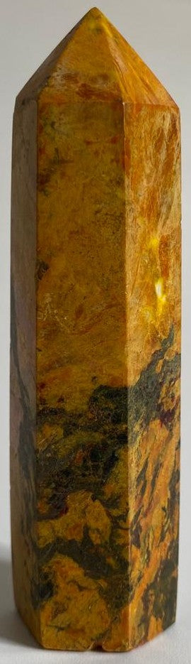 Obelisc decorativ de 9cm din piatra semipretioasa de realgar pe fundal alb