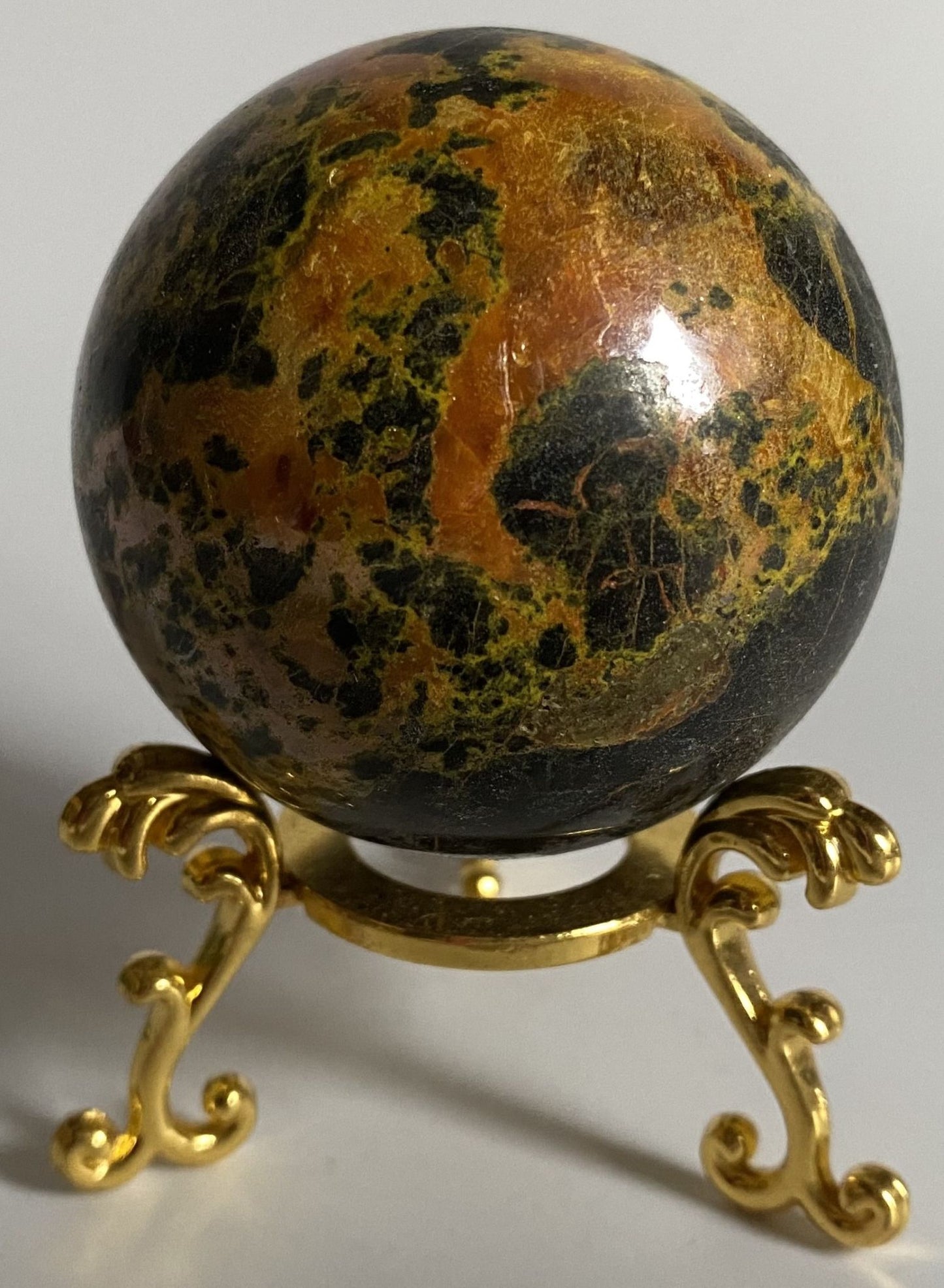 Sfera de 5.2cm din cristal de realgar pe suport din metal cu fundal alb