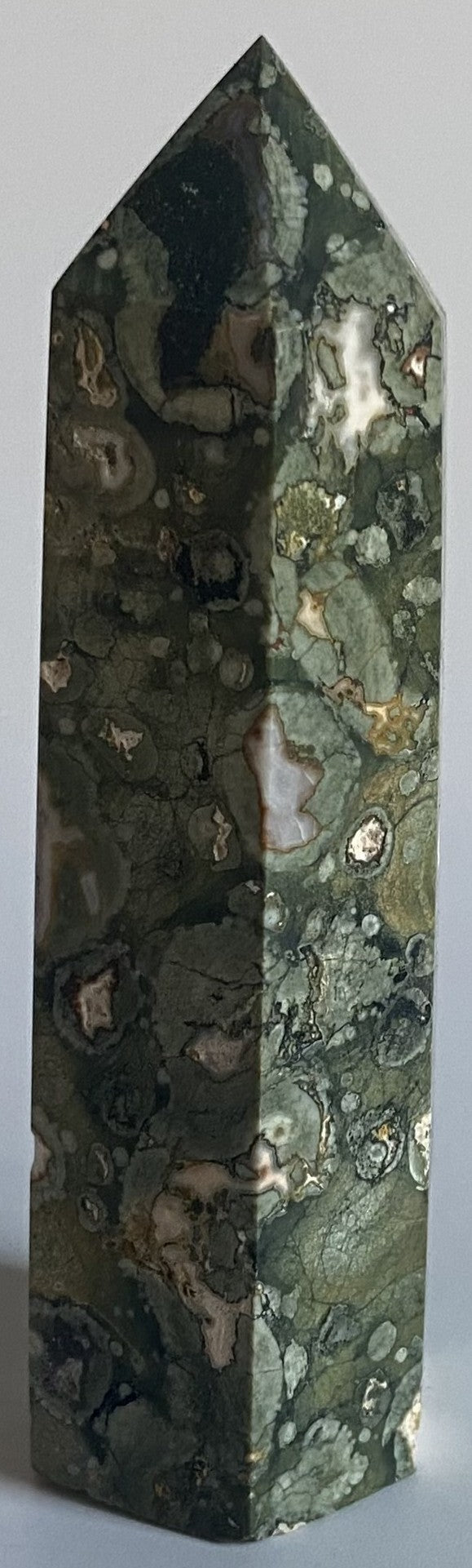 Obelisc de 8.2cm din piatra semipretioasa de riolit pe fundal alb