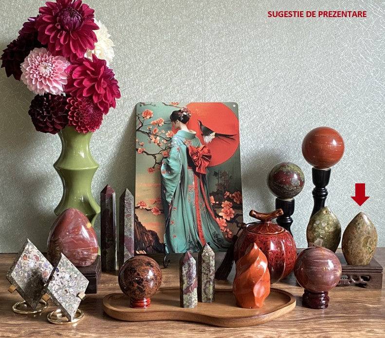 Sculptura din riolit natural semipretios de 8.9 cm pe suport lemn
