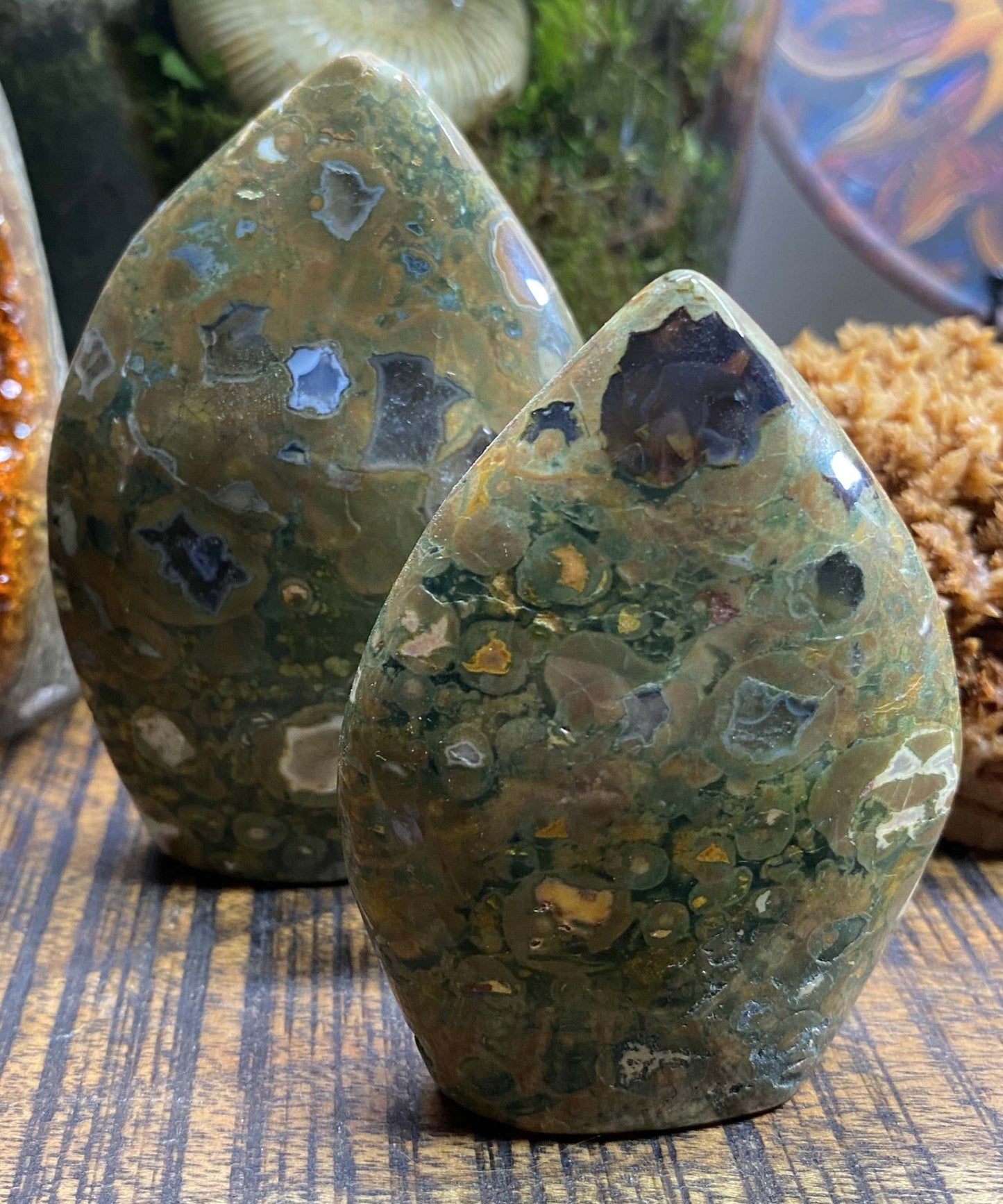 Set sculpturi din riolit semipretios cu texturi naturale pe fundal lemnos