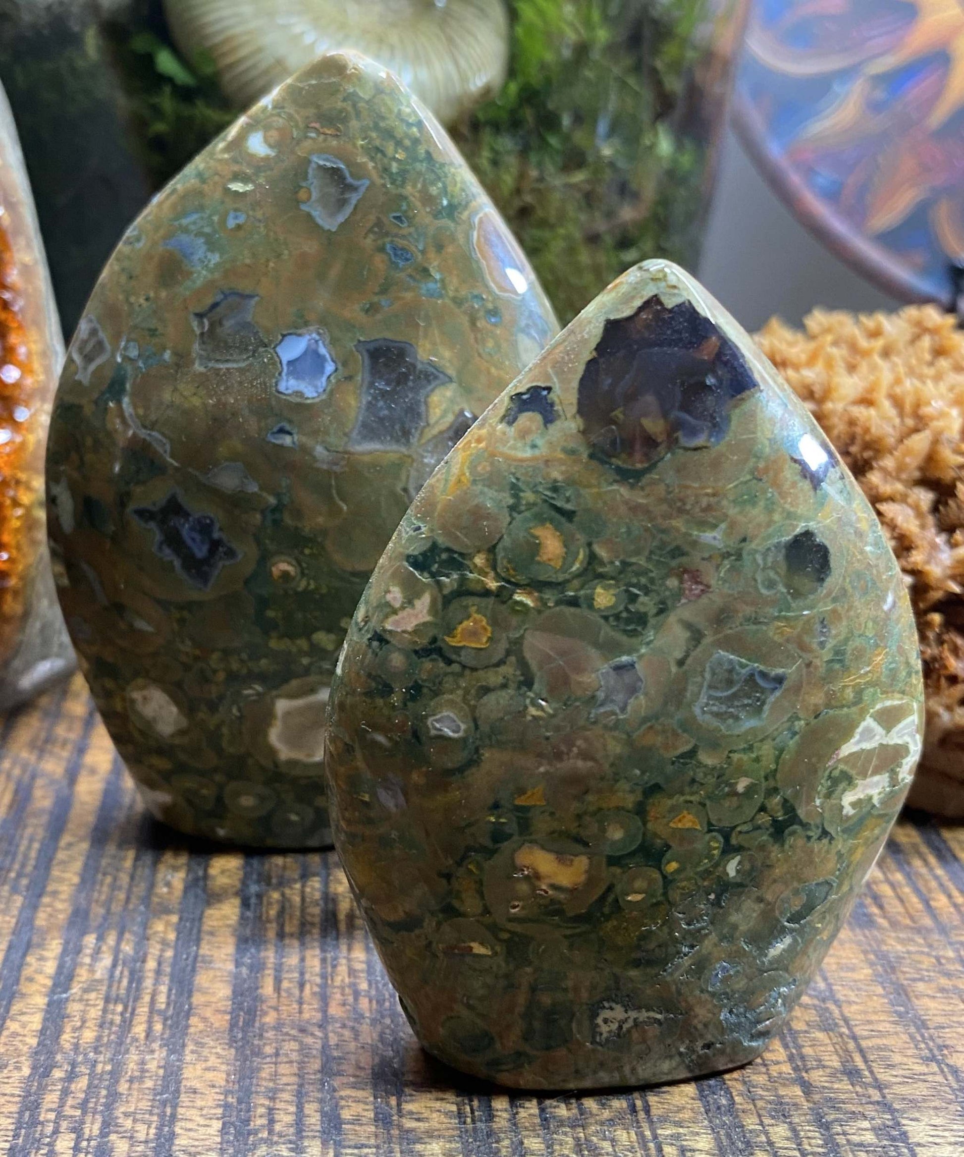 Set sculpturi din riolit semipretios cu texturi naturale pe fundal lemnos