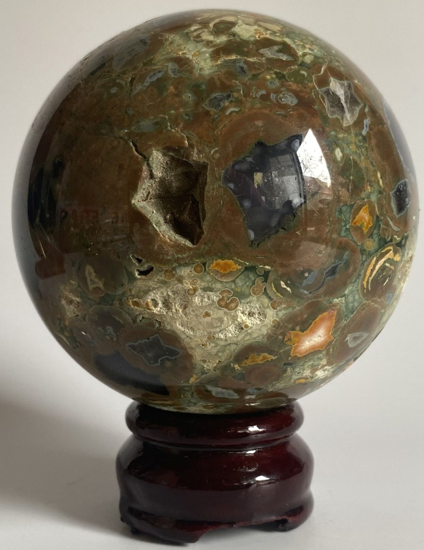Sfera decorativa de 8cm din piatra semipretioasa de riolit pe suport din lemn cu fundal alb