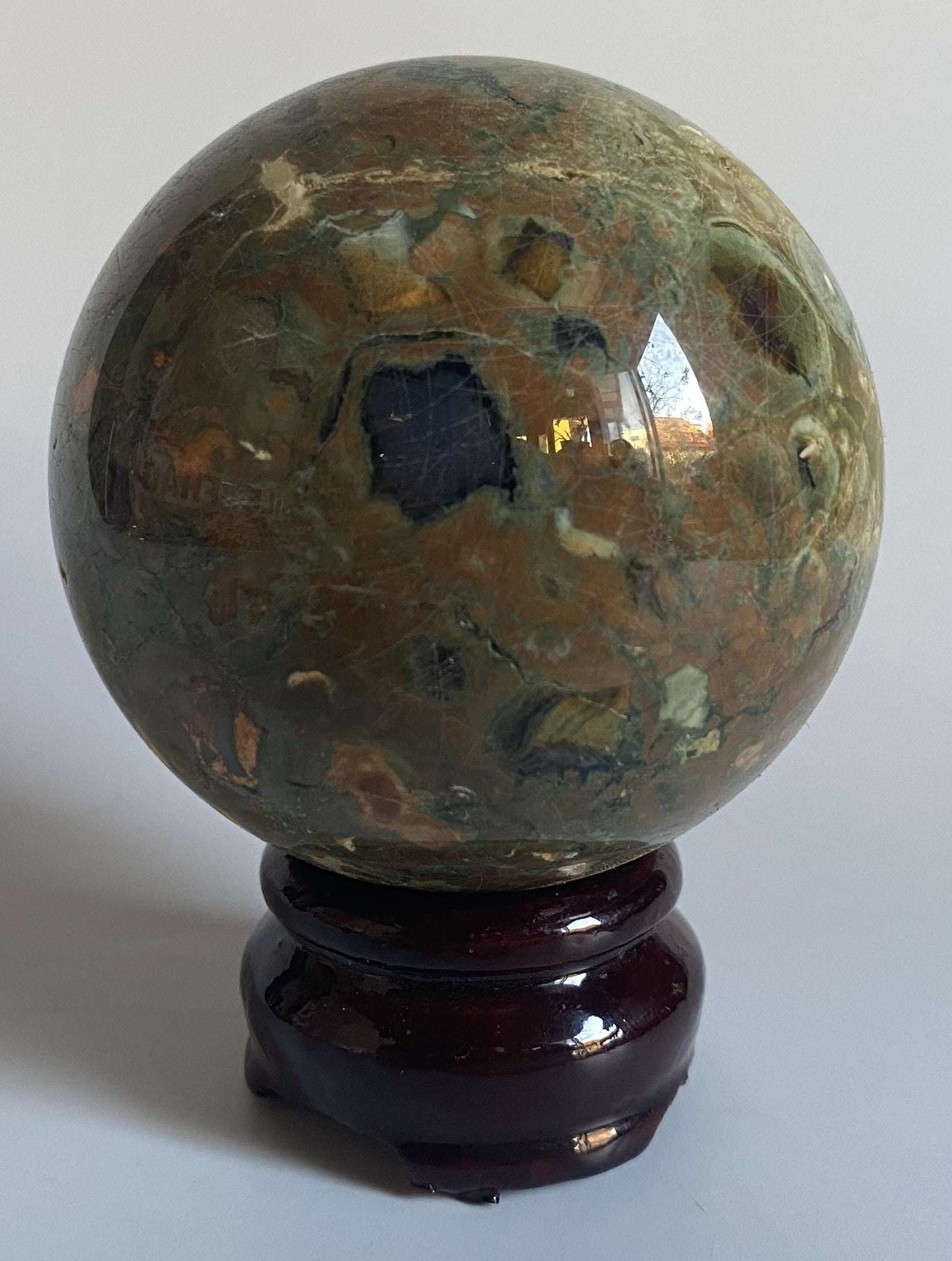 Riolit sfera 6.8cm pe suport lemn pietre semipretioase naturale