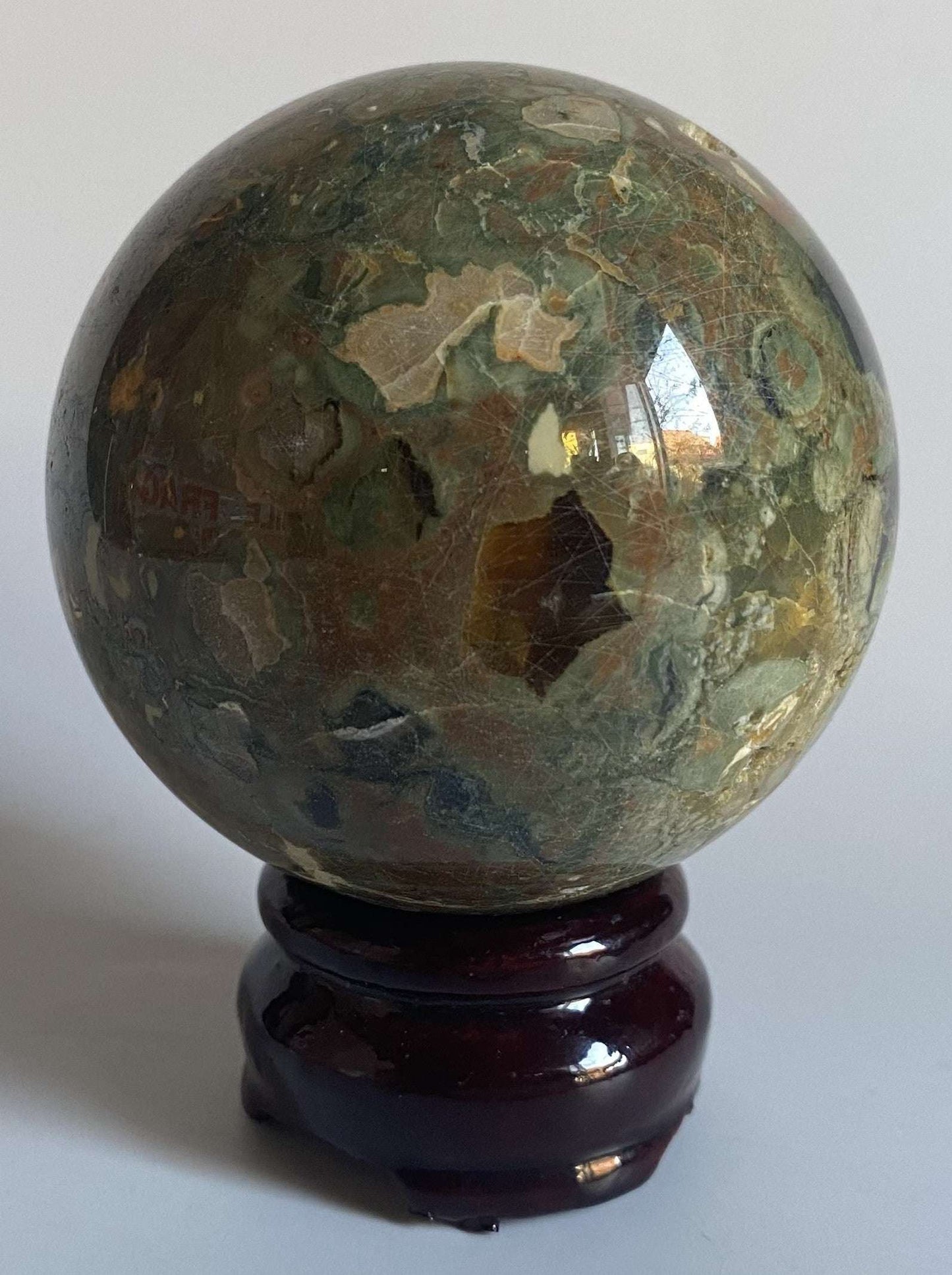 Sfera din riolit 6.8 cm pe suport de lemn, piatra semiprețioasă naturală