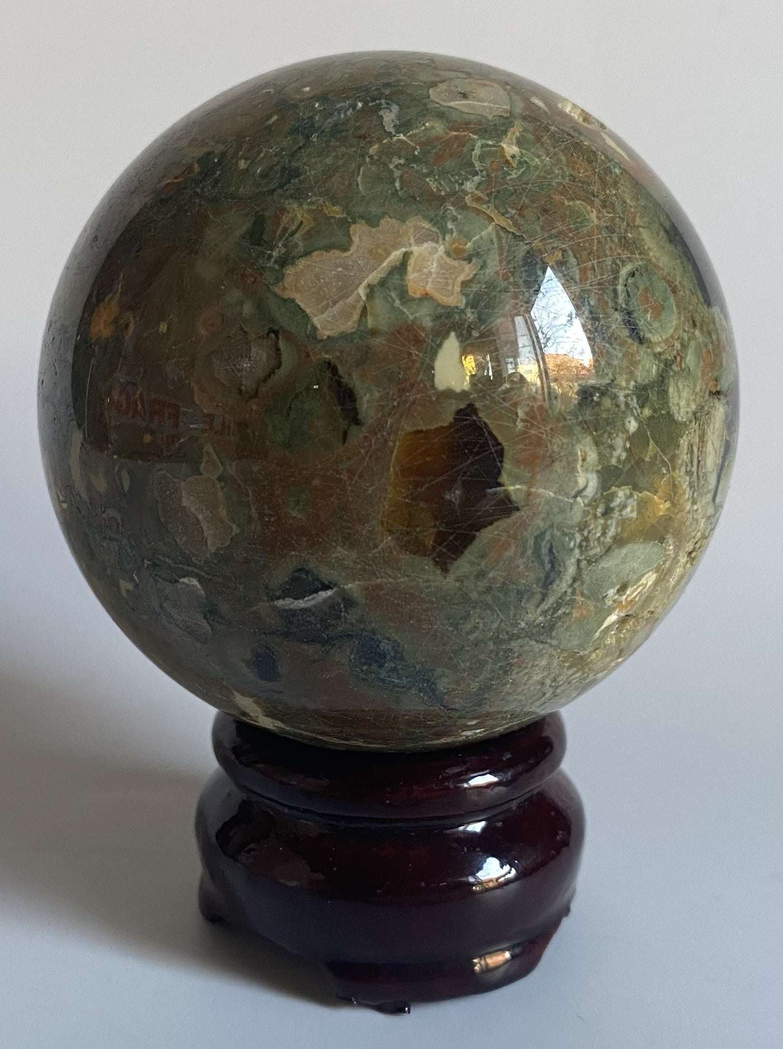 Sfera din riolit 6.8 cm pe suport de lemn, piatra semiprețioasă naturală