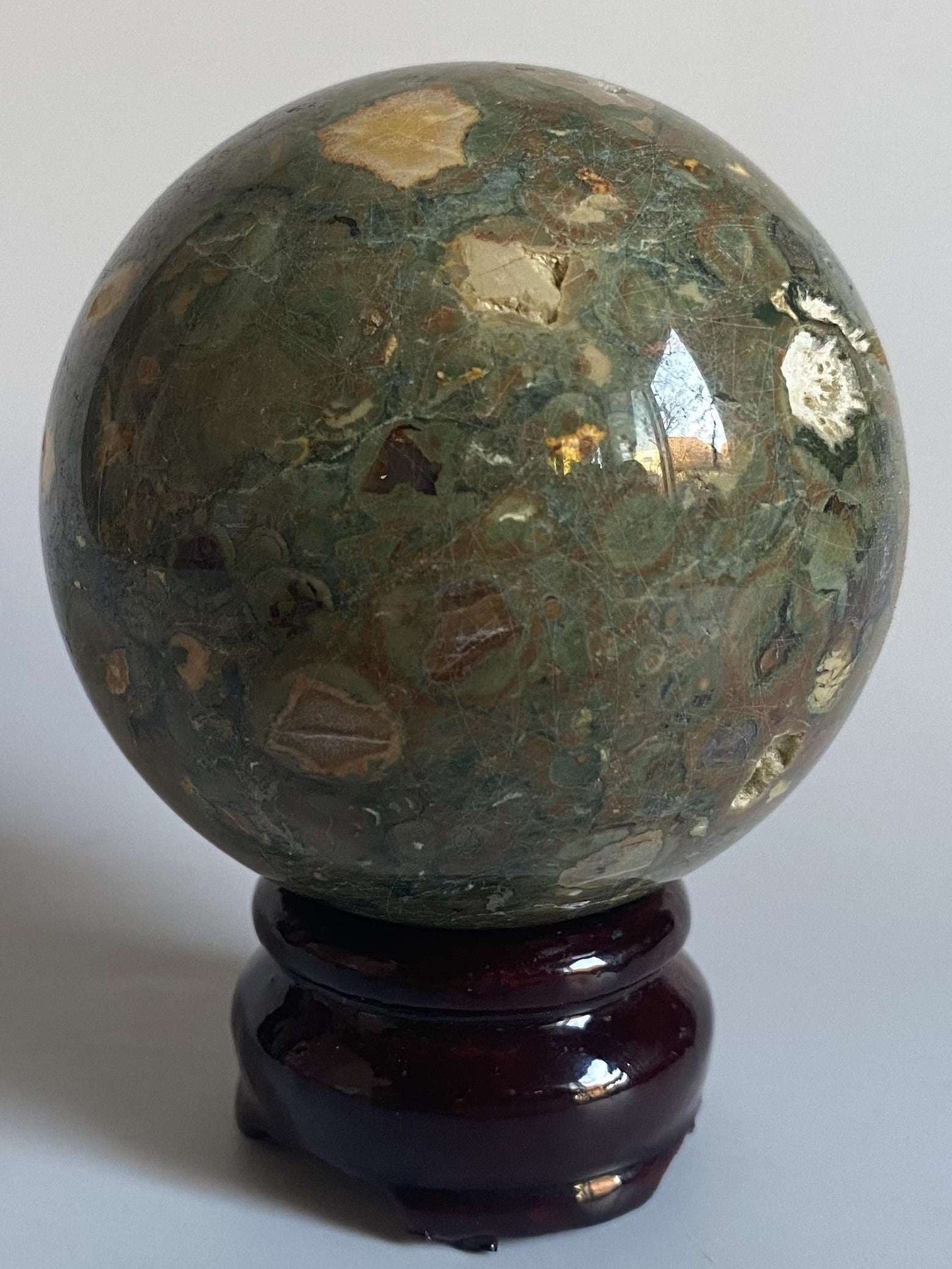 Riolit - Sfera de 6.8 cm pe suport din lemn, piatră semiprețioasă naturală