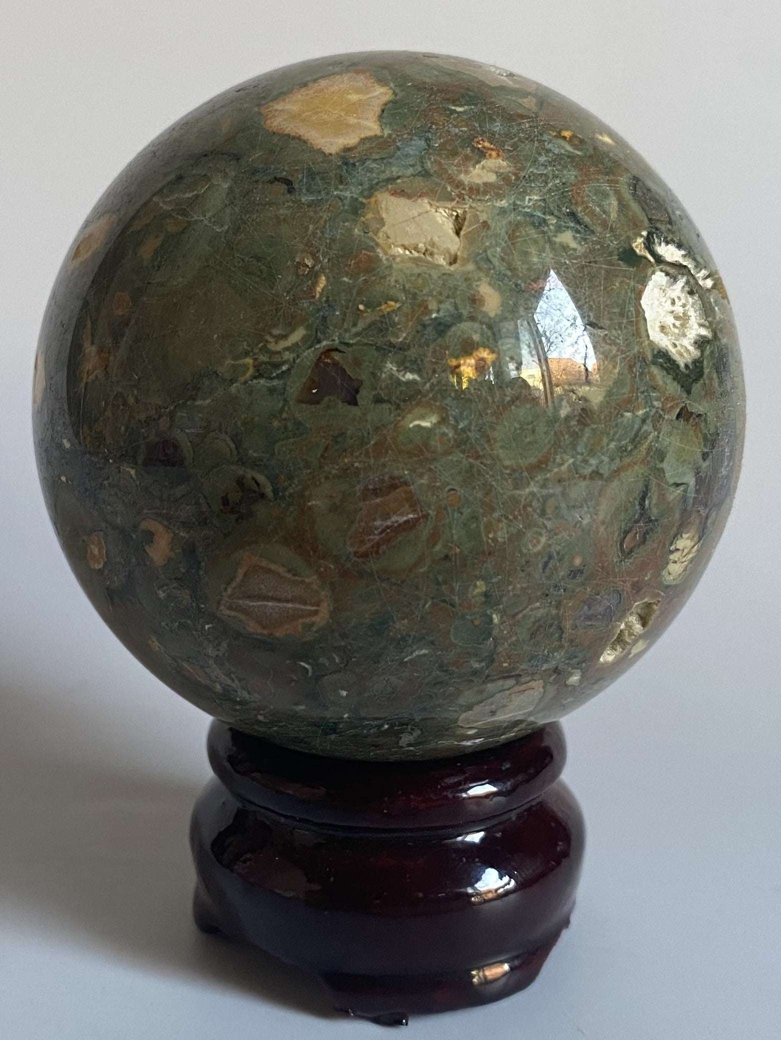 Riolit - Sfera de 6.8 cm pe suport din lemn, piatră semiprețioasă naturală