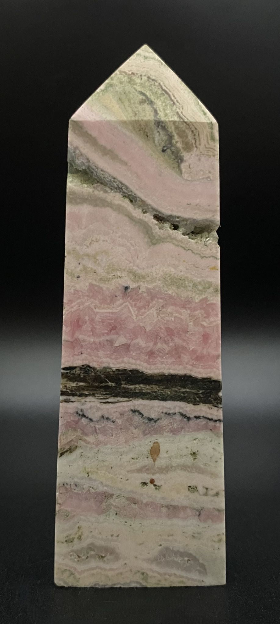 Obelisc din piatra semipretioasa de rodocrozit Peru cu fundal negru