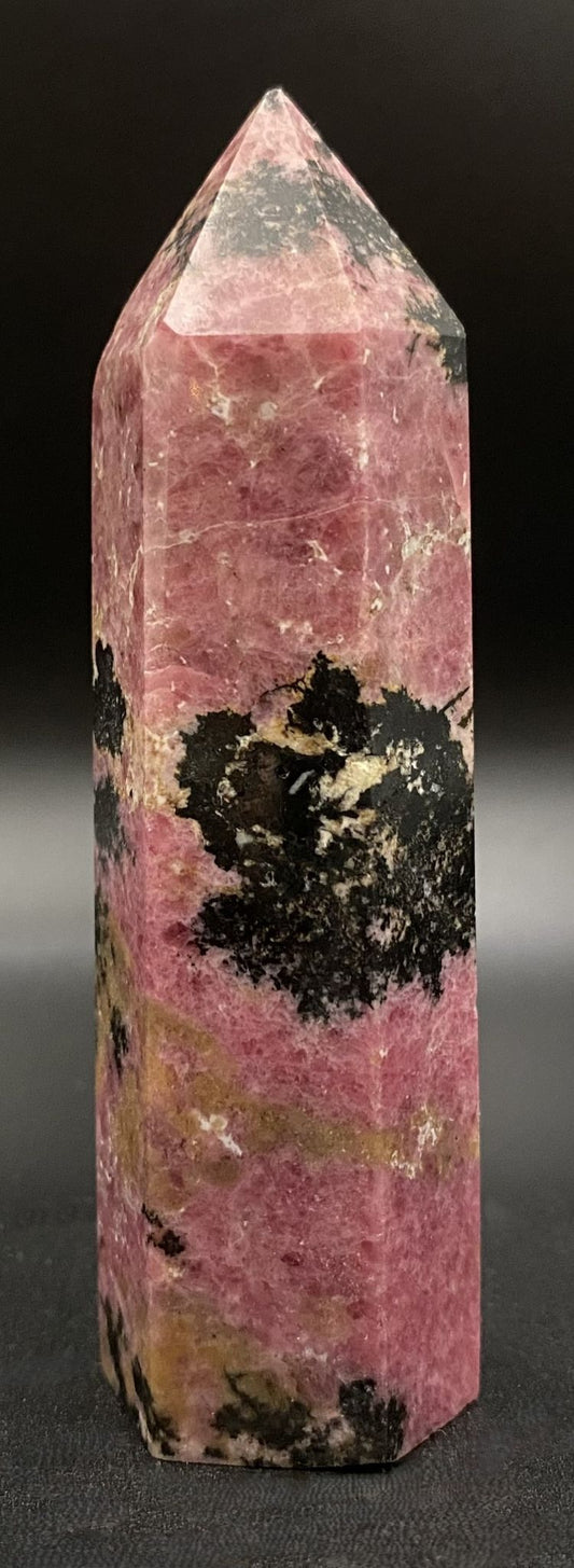 Obelisc din piatra semipretioasa de rodonit pe fundal negru