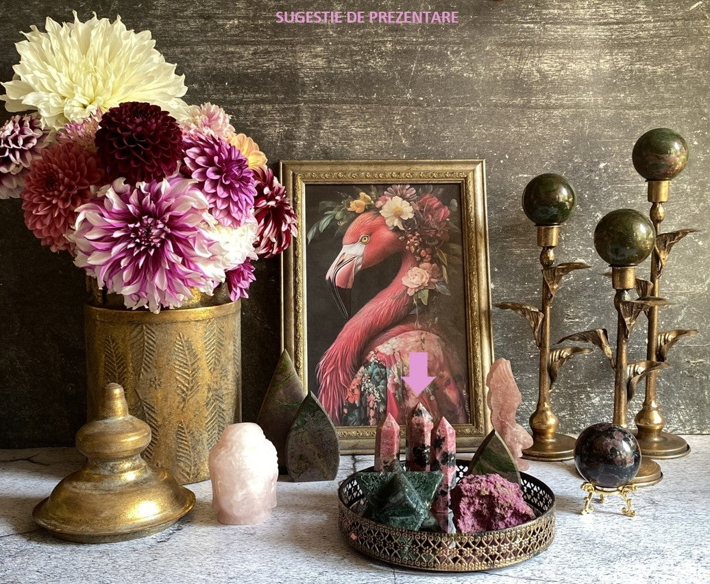 Decor cu obelisc din piatra semipretioasa de rodonit cu vaza cu dalii