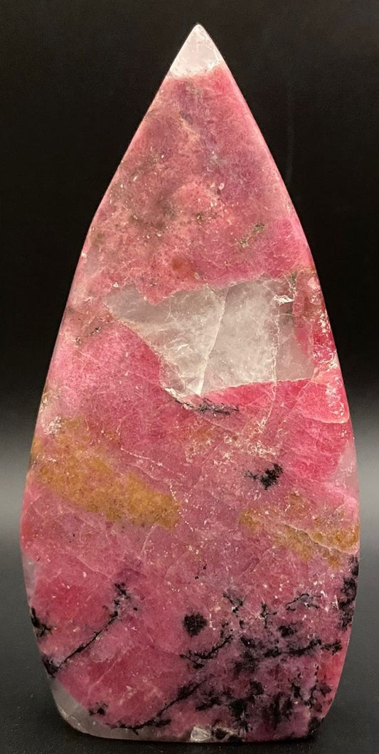 Sculptura din piatra semipretioasa de rodonit pe fundal negru