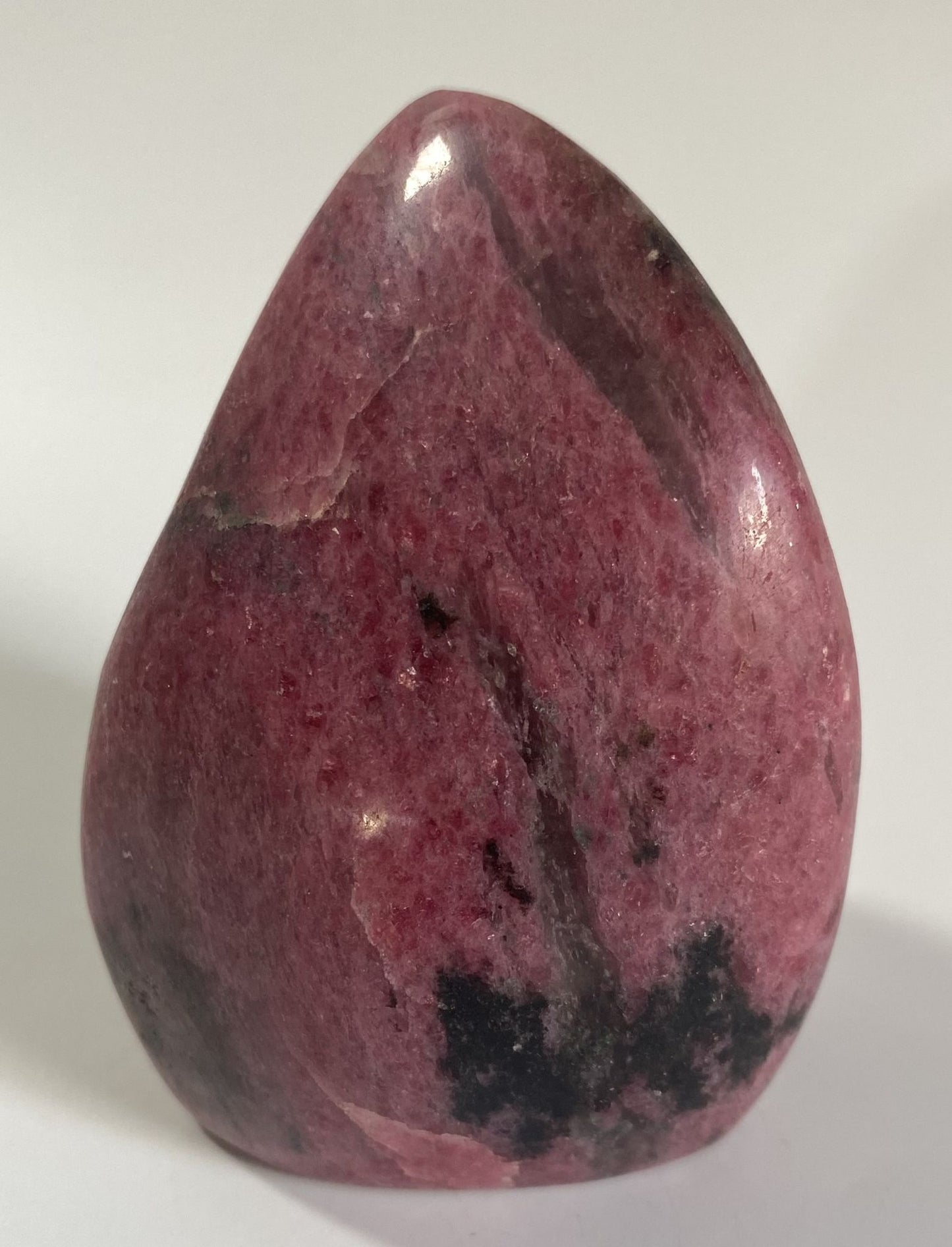Sculptura de 9cm din piatra semipretioasa de rodonit pe fundal alb