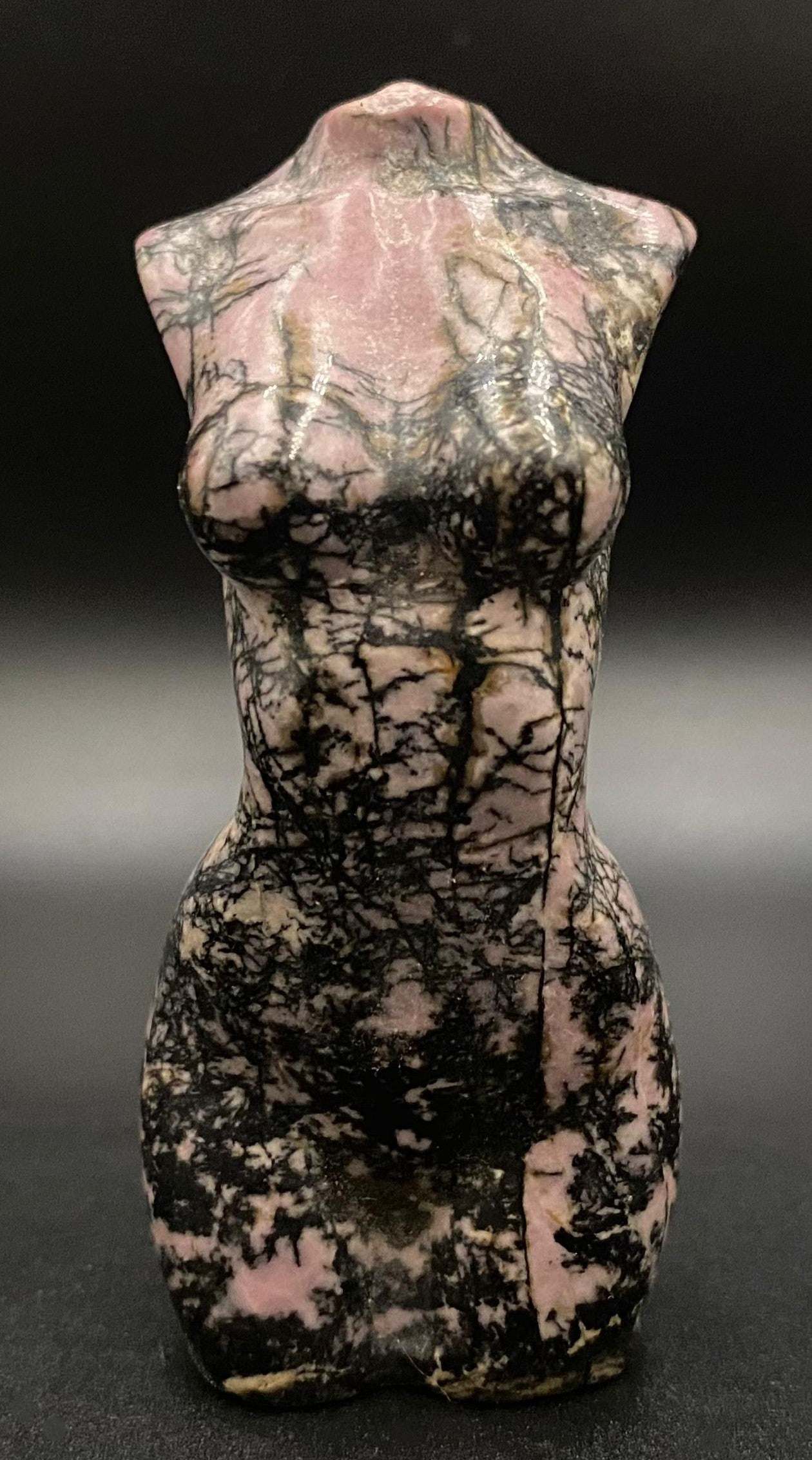 Sculptura nud din Rodonit din piatra semipretioasa roz cu negru pe fundal negru