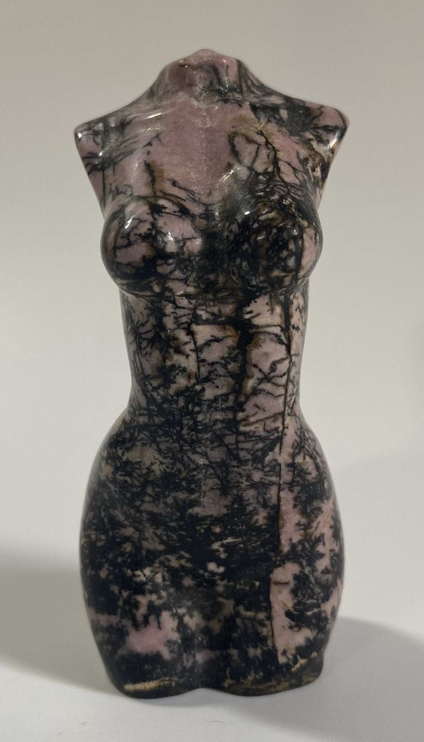 Sculptura nud din Rodonit, statuetă feminină din piatră semiprețioasă cu nuanțe roz și negru.