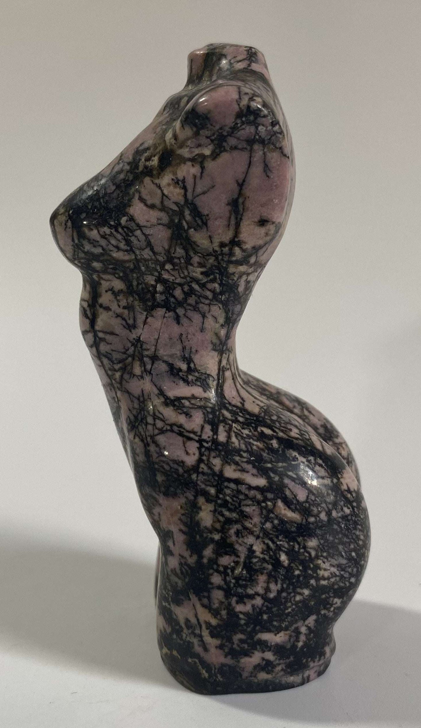 Sculptura nud din Rodonit din piatra semipretioasa, forma feminina stilizata