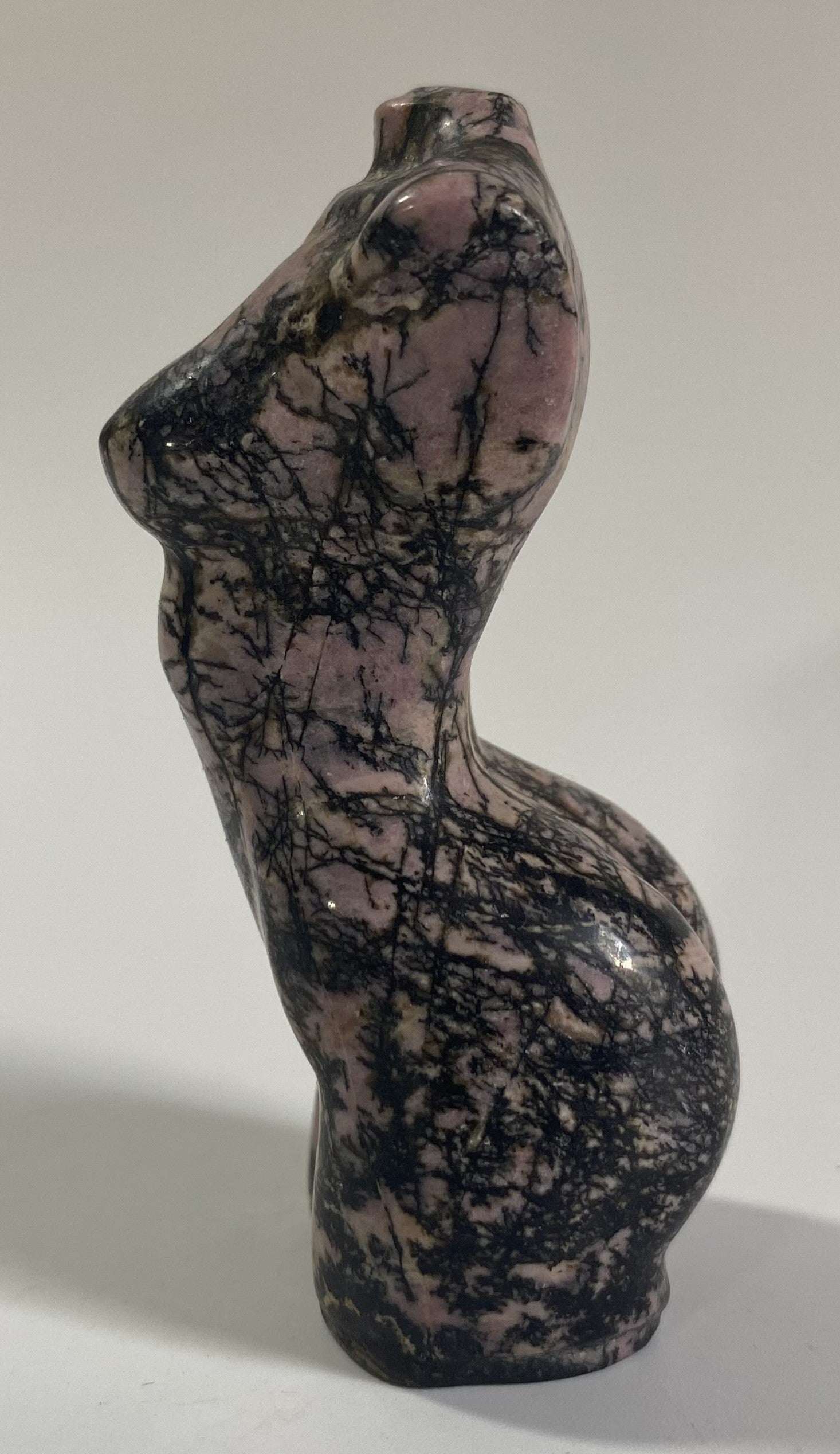 Sculptura nud din Rodonit din piatra semipretioasa, forma feminina stilizata