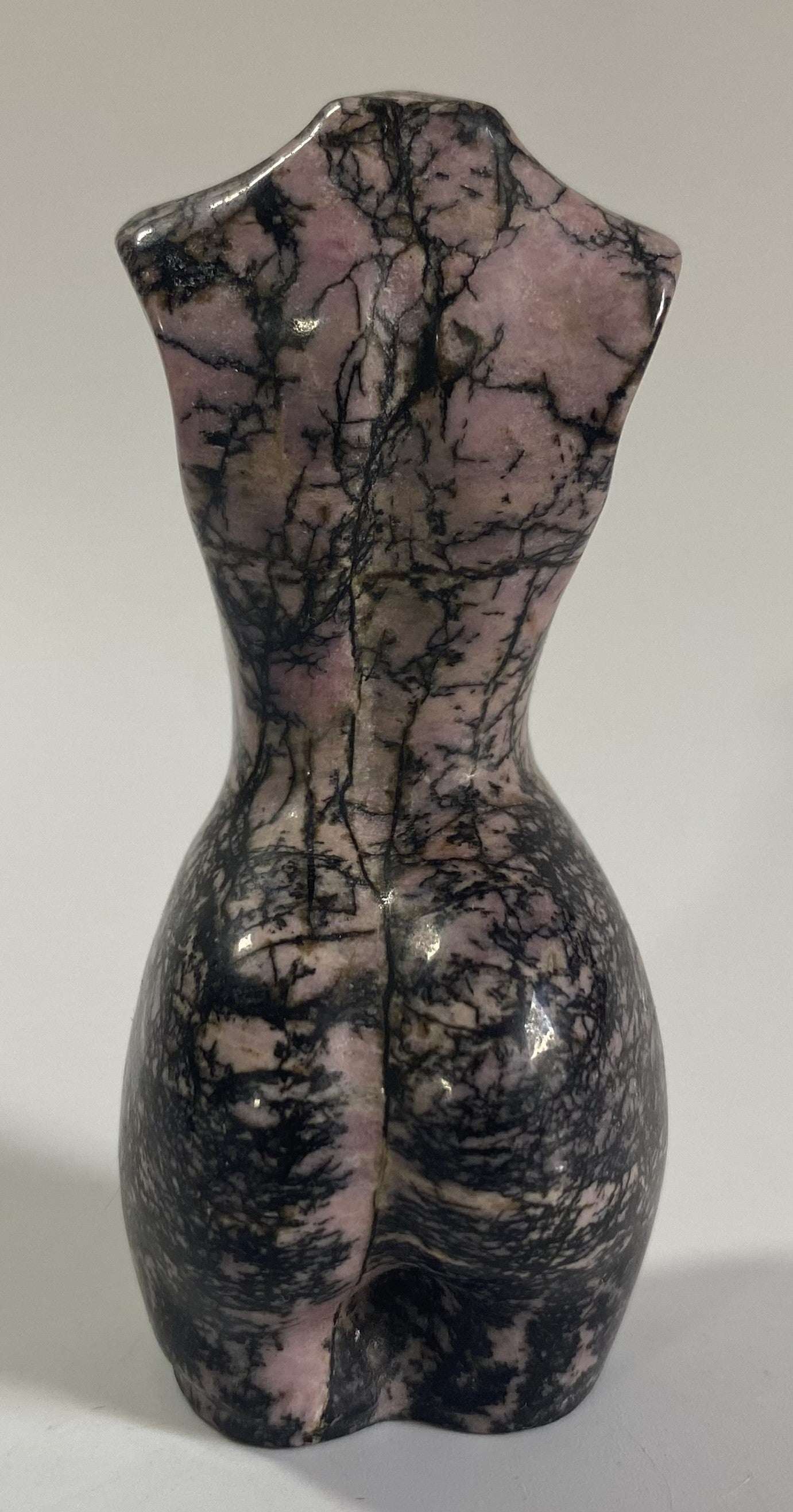 Sculptura nud din Rodonit piatră semiprețioasă cu detalii naturale și finisaj lucios