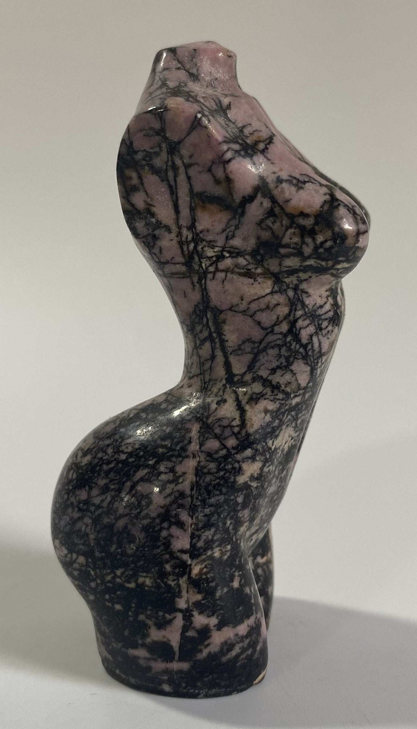 Sculptura nud din Rodonit piatra semipretioasa roz si negru