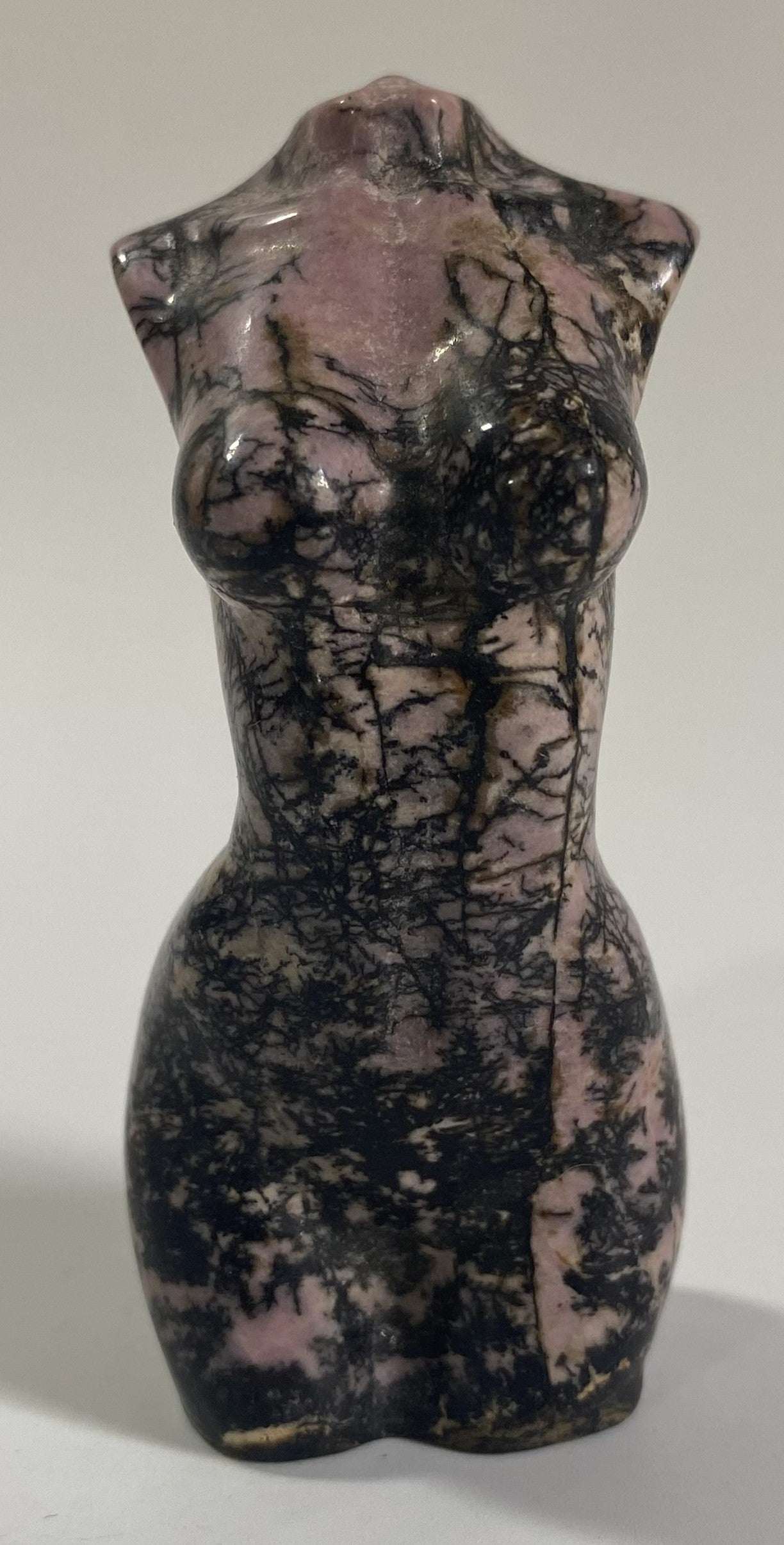 Sculptura nud din Rodonit piatra semipretioasa culoare mov si negru