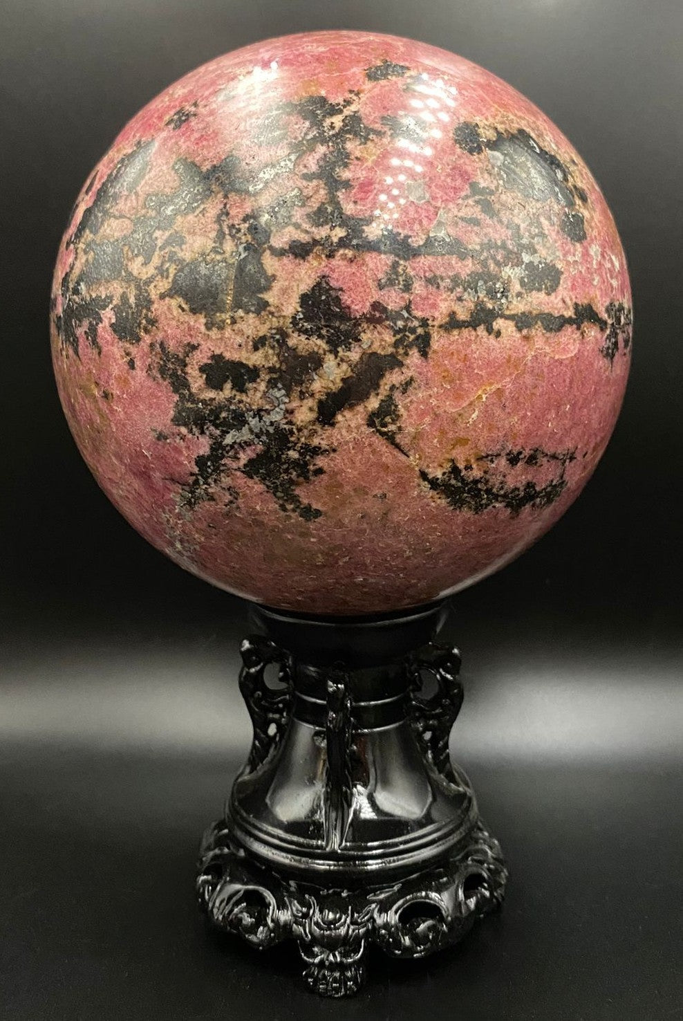 Rodonit sfera 11.6 cm pe suport negru decorativ piatra semipretioasa