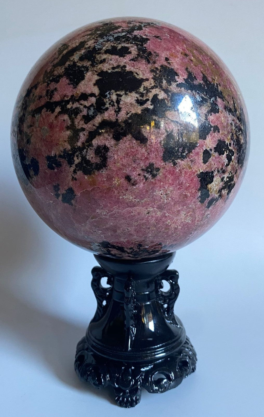 Rodonit sfera 11.6cm piatra semipretioasa decorativa pe suport negru