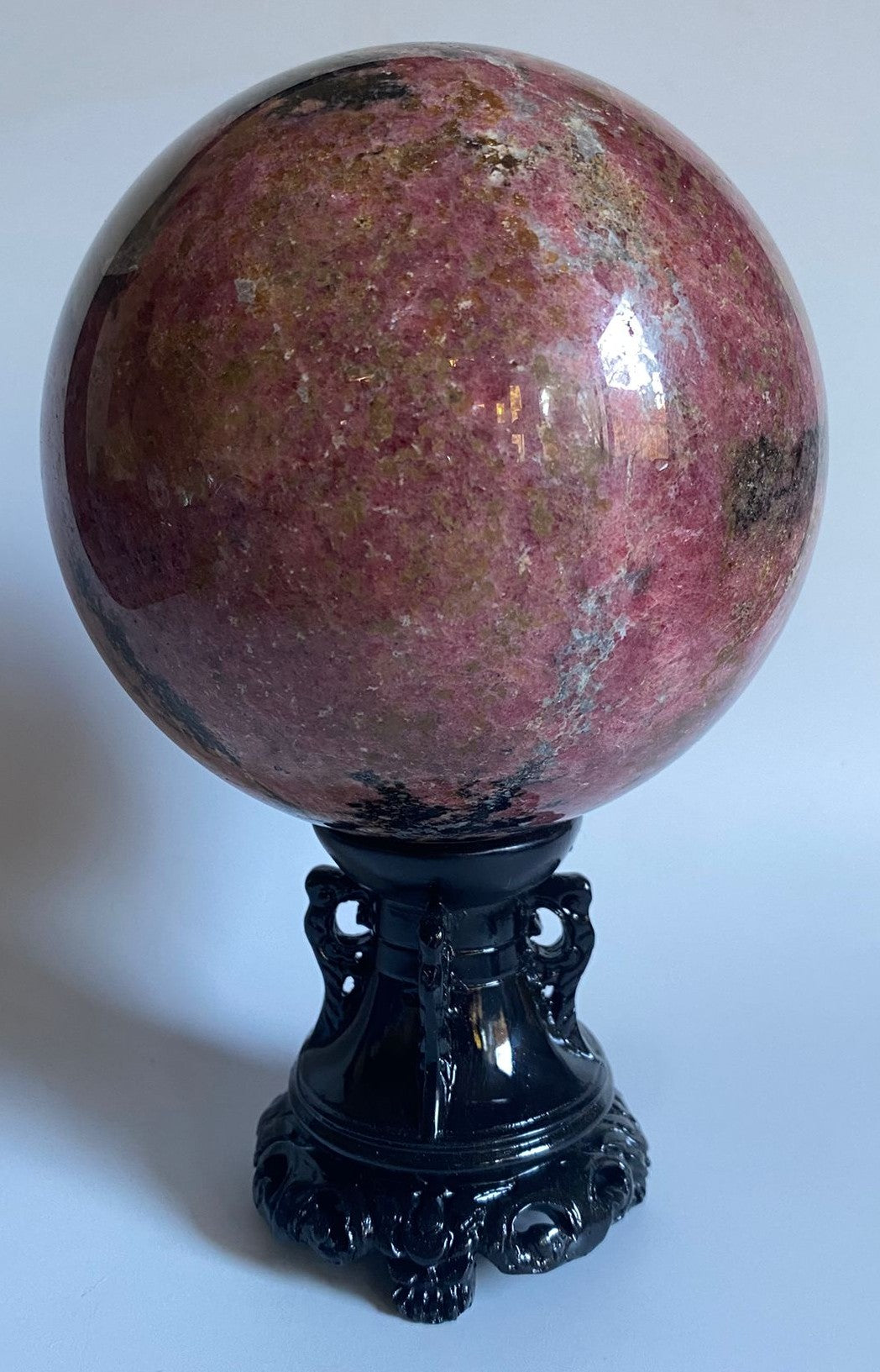 Rodonit sfera 11.6cm pe suport decorativ piatra semipretioasa