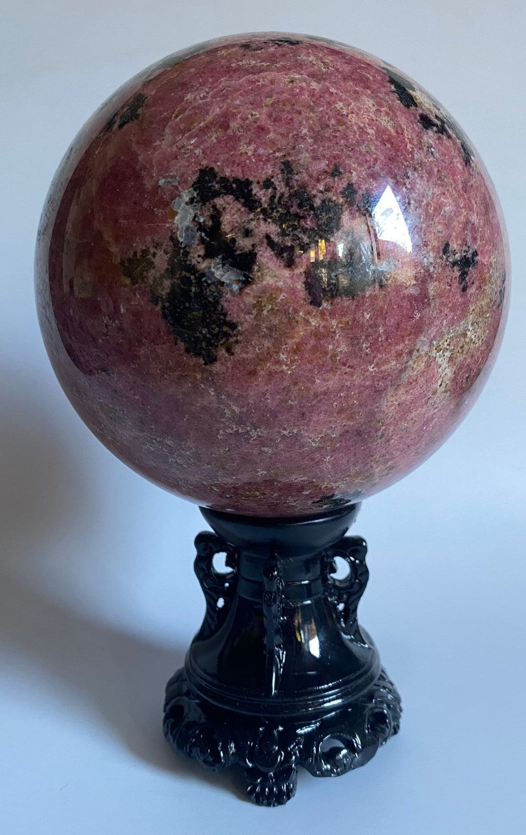 Rodonit sfera 11.6cm pe suport decorativ piatra semipretioasa