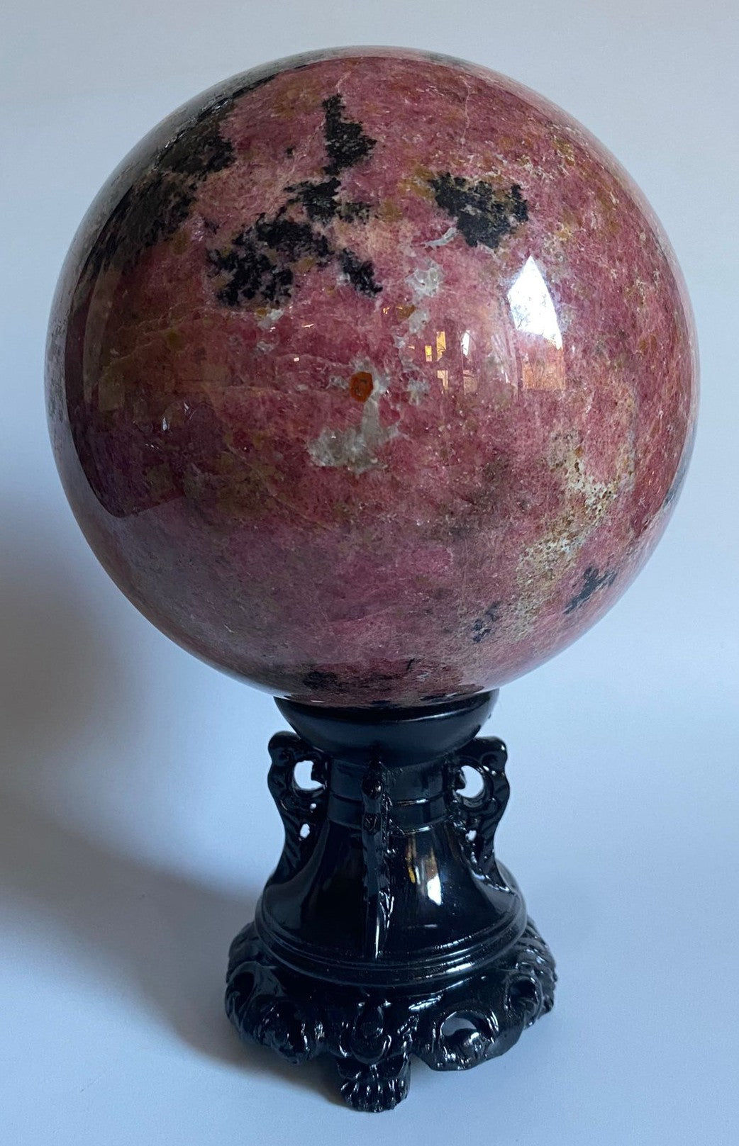 Rodonit sfera decorativa 11.6cm pe suport negru