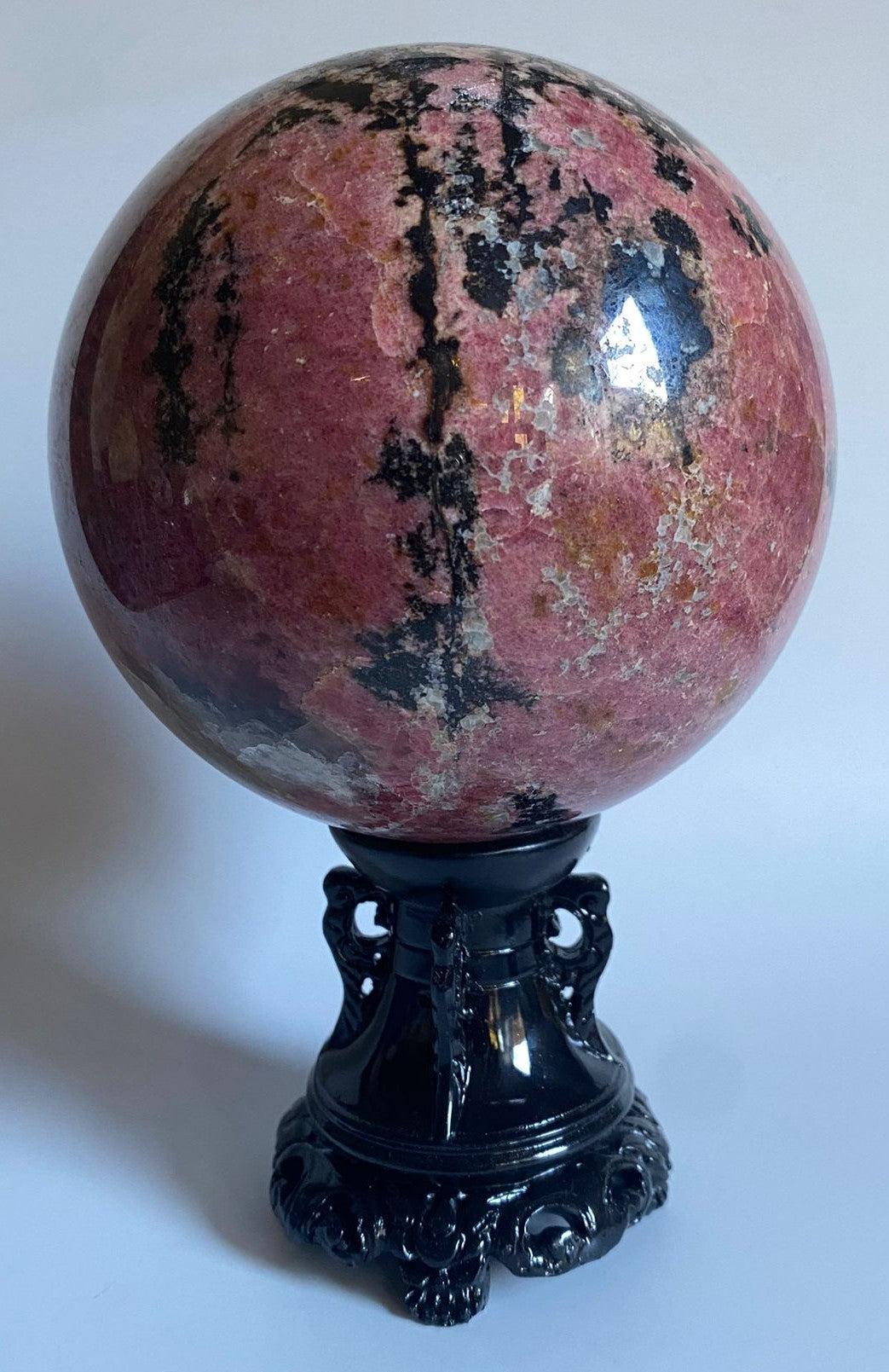 Rodonit sferă 11.6 cm pe suport decorativ piatră semiprețioasă