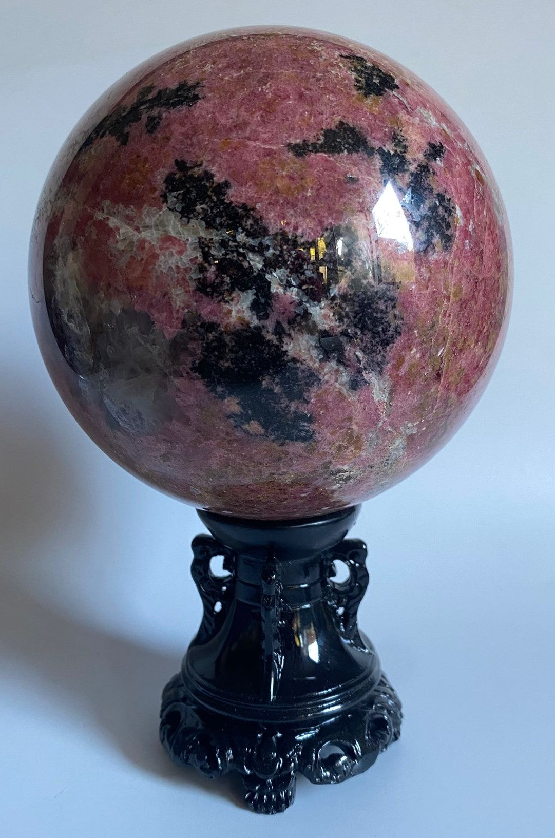 Rodonit - sfera 11.6 cm pe suport negru, decoratiune piatra semipretioasa