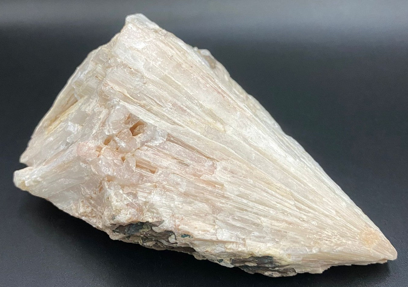 Specimen din piatra semipretioasa de scolecit pe fundal negru