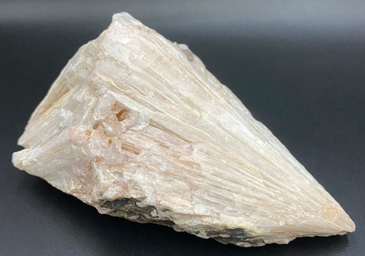 Specimen din piatra semipretioasa de scolecit pe fundal negru