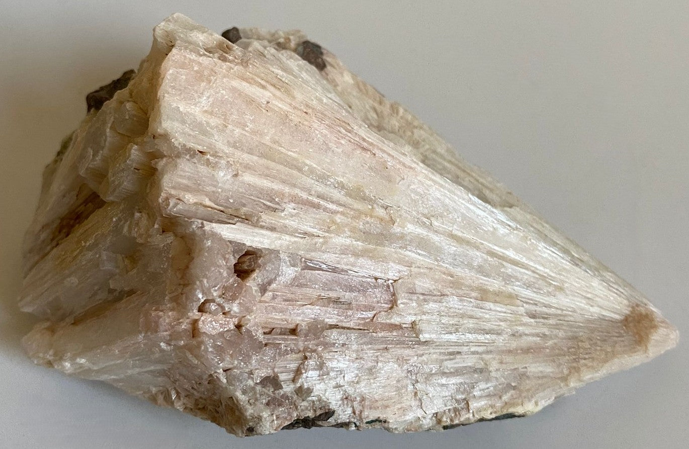 Specimen din cristal de scolecit pe fundal alb