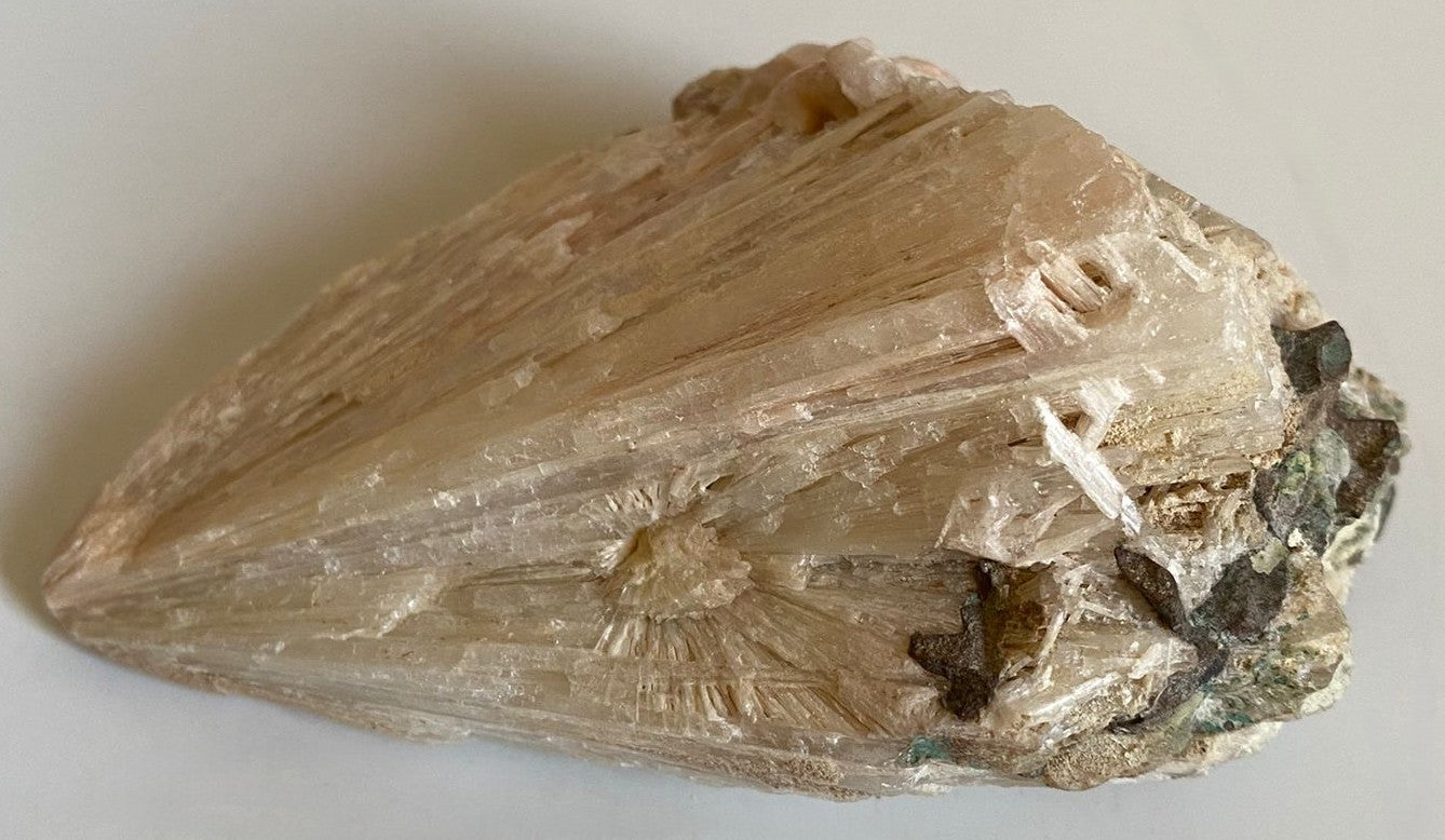 Specimen de 12cm din piatra semipretioasa de scolecit pe fundal alb