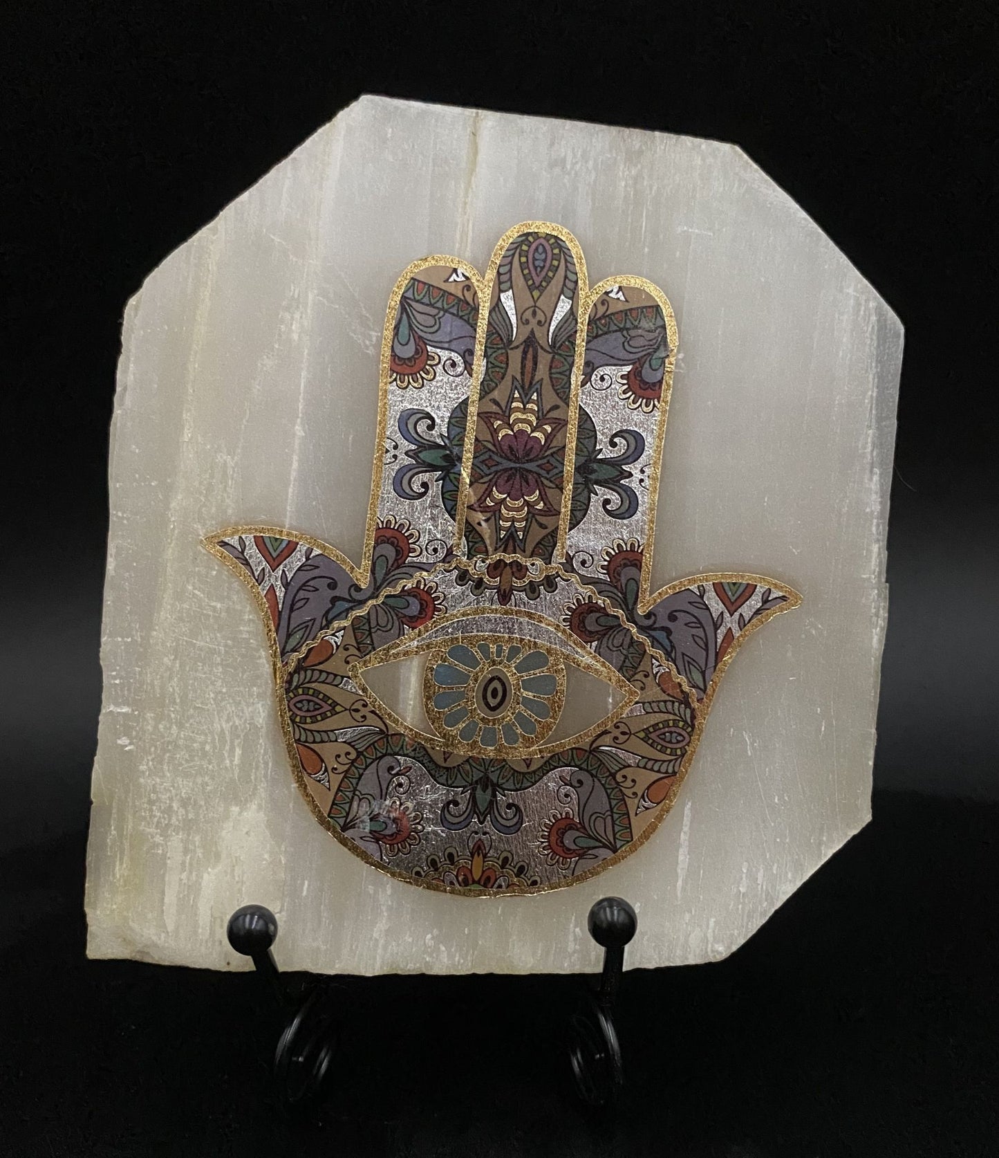 Felie decorativa de selenit imprimata cu talisman Hamsa pe suport metalic si fundal negru