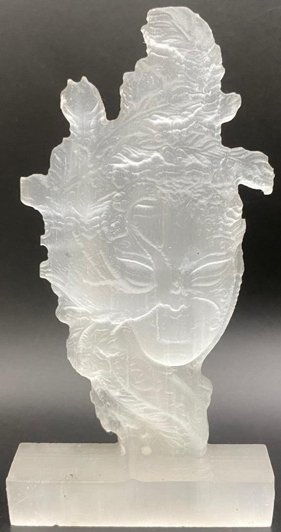 Sculptura masca venetiana din piatra semipretioasa de selenit pe fundal negru