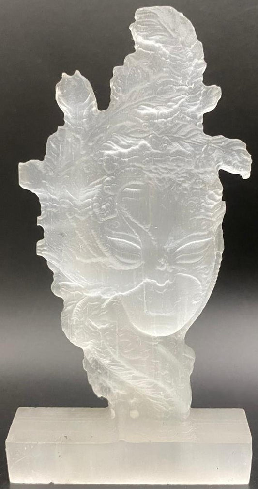 Sculptura masca venetiana din piatra semipretioasa de selenit pe fundal negru