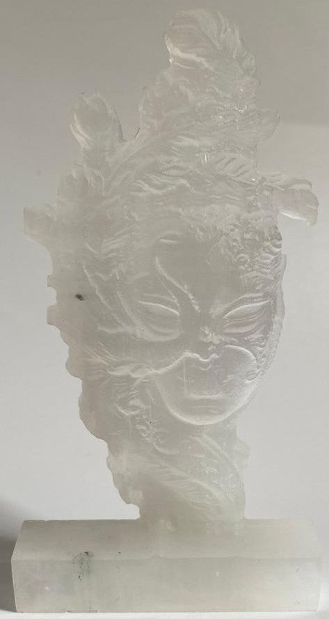 Sculptura masca venetiana din piatra semipretioasa de selenit pe fundal alb