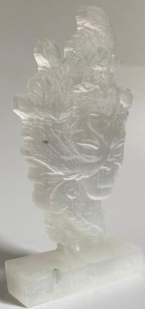 Sculptura masca venetiana din cristal de selenit pe fundal alb